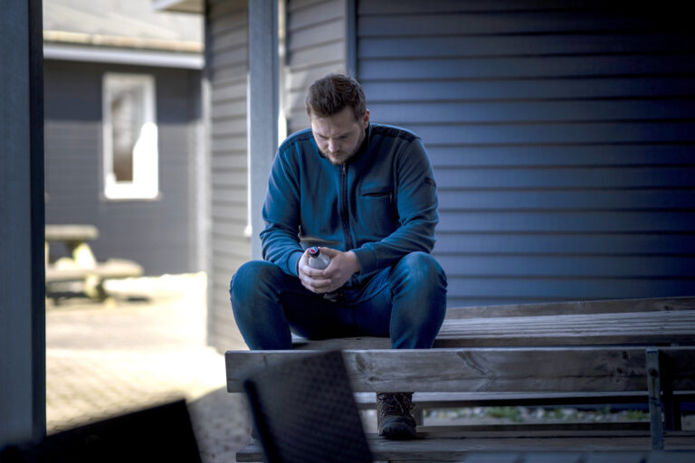 En medarbejder sidder på en trappe i en bygning om aftenen