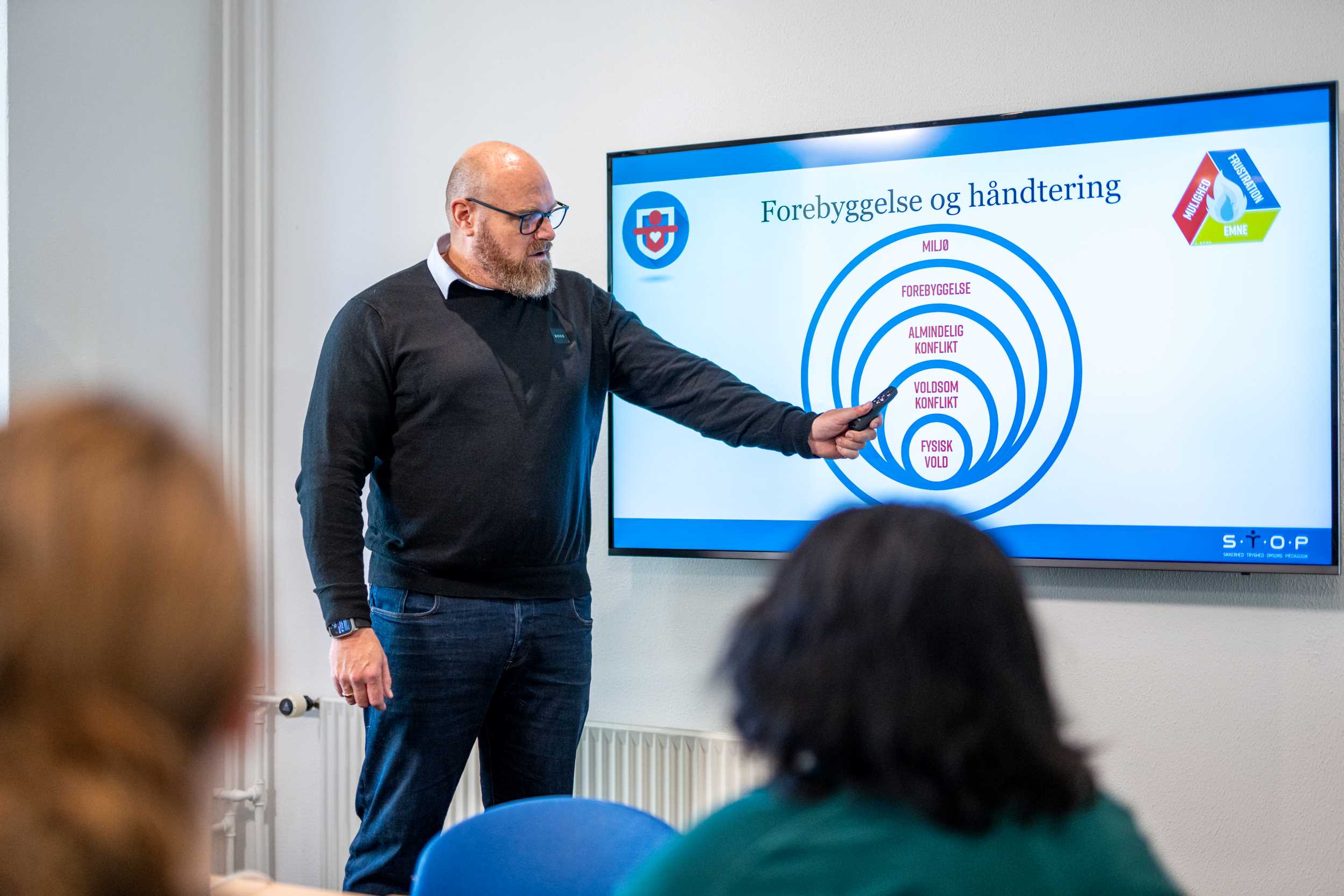 Michael Neigaard underviser i Konflikttrekanten ind i konflikthåndtering.