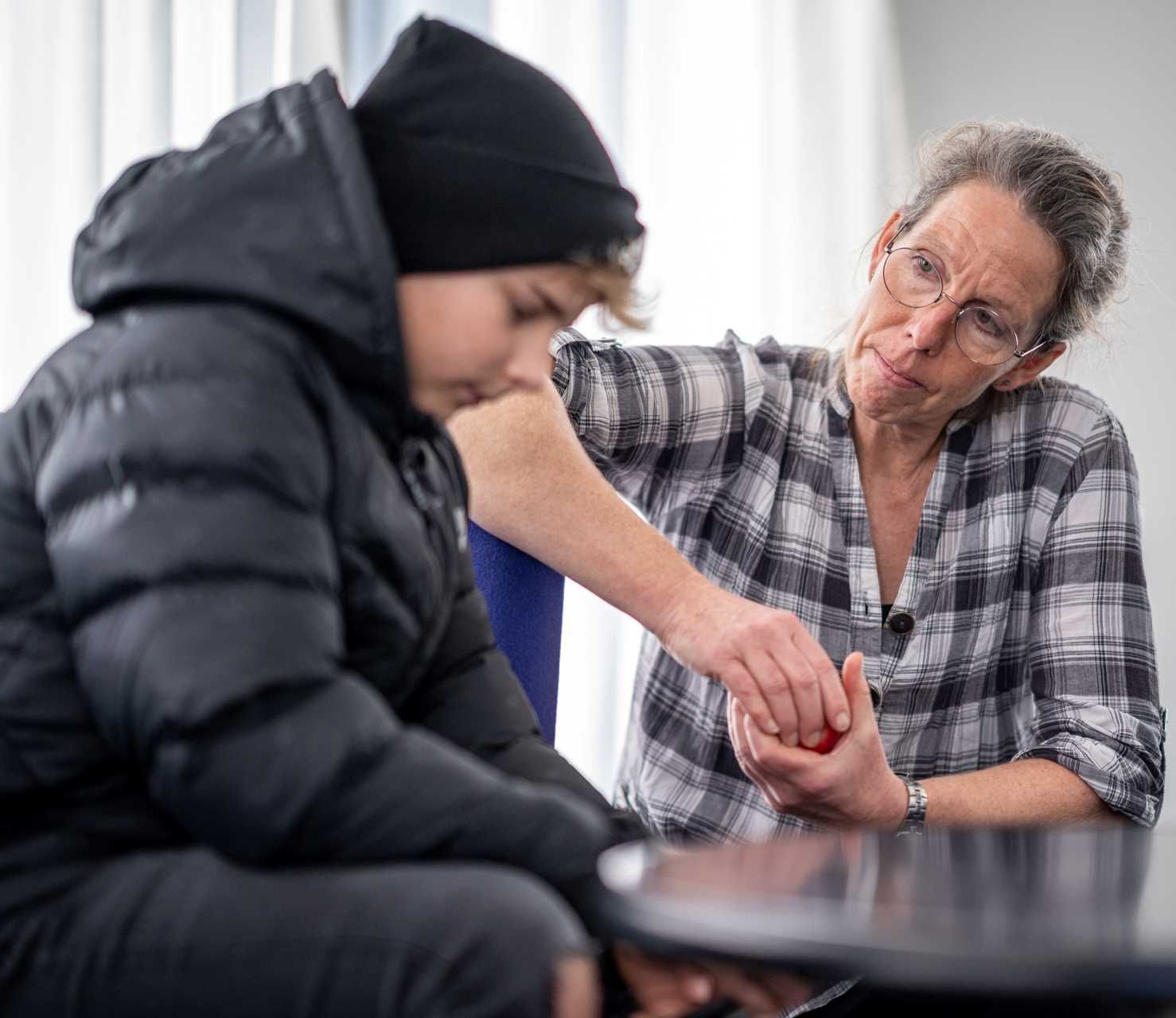 Dreng i folkeskolen modtager specialpædagogisk støtte, som hjælp tiul at undgå konflikter i skolen.